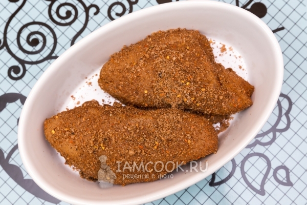 Натереть куриные грудки