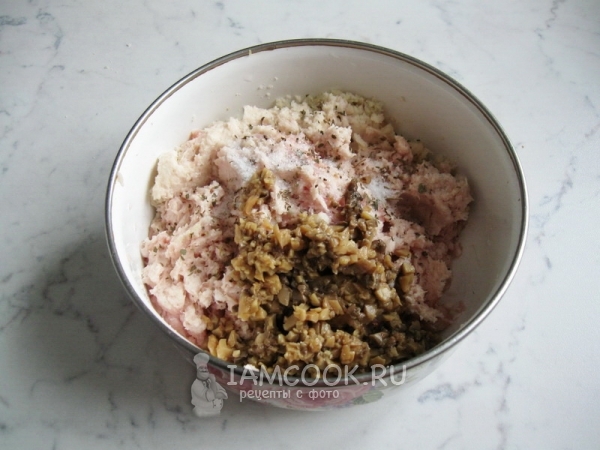 Нарезать шампиньоны