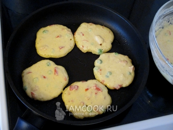 Выложить ложкой на сковороду тесто