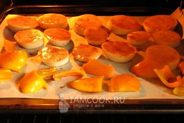 Положить овощи на противень