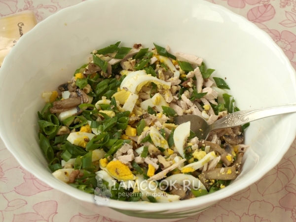 Положить грецкие орехи и перемешать