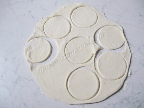 Вырезать кружки из теста