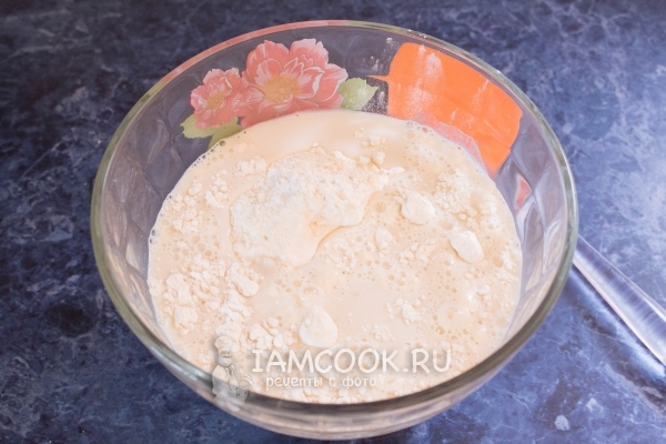 Смешать молоко, сахар и дрожжи
