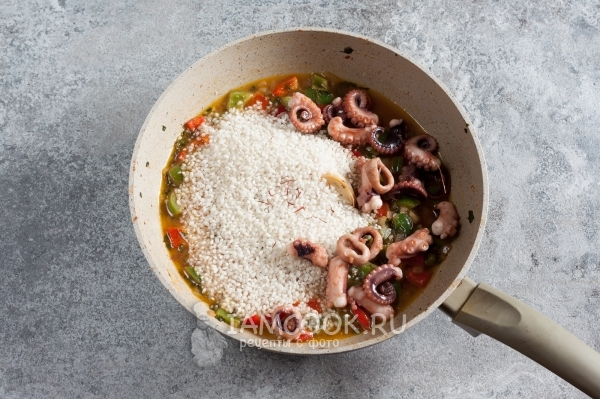 Всыпать рис