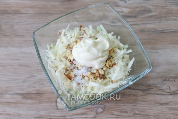 Добавить соль и майонез