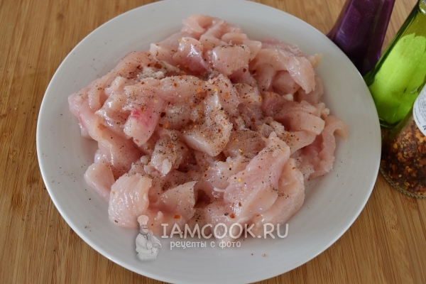 Посыпать куриное филе солью и перцем