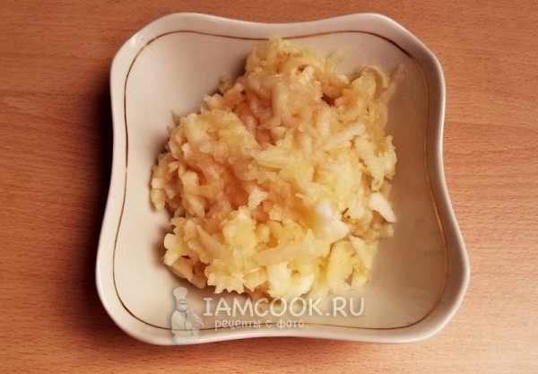 Потереть яблоко на терке