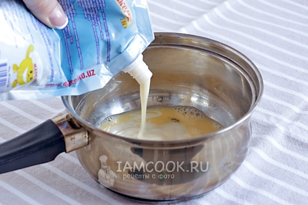 Смешать сгущенку, желток и воду