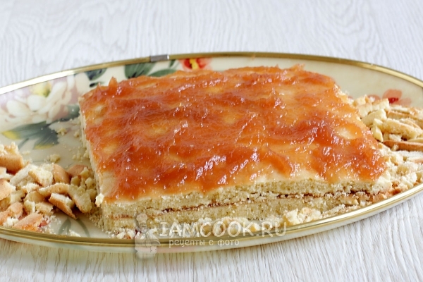 Положили второй корж и смазали повидлом