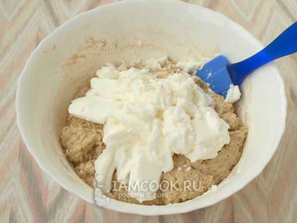 Ввести взбитые белки