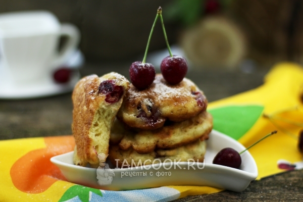 Фото пышных оладий с черешней
