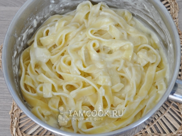 Смешать пасту с соусом