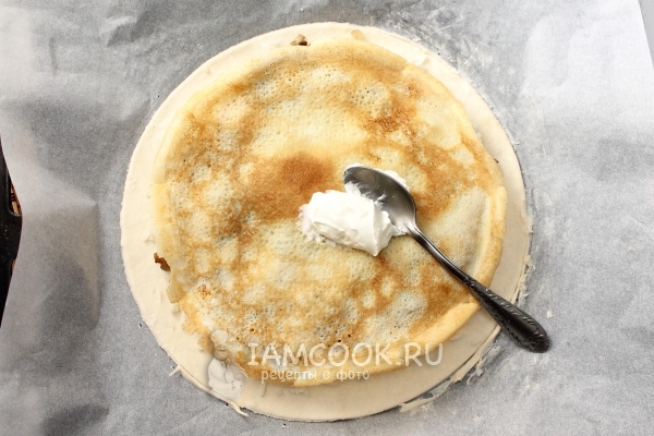 Положить блин и промазать сметаной