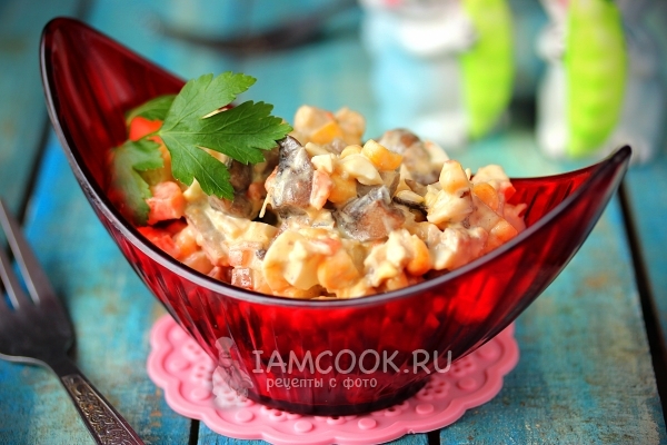 Фото салата «Каприз» с курицей и грибами