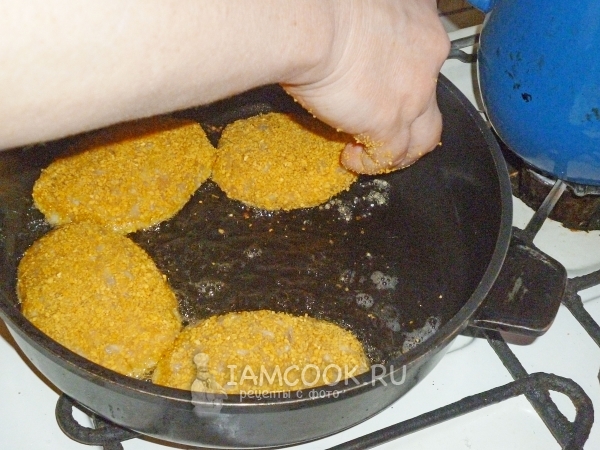Положить котлеты на сковороду