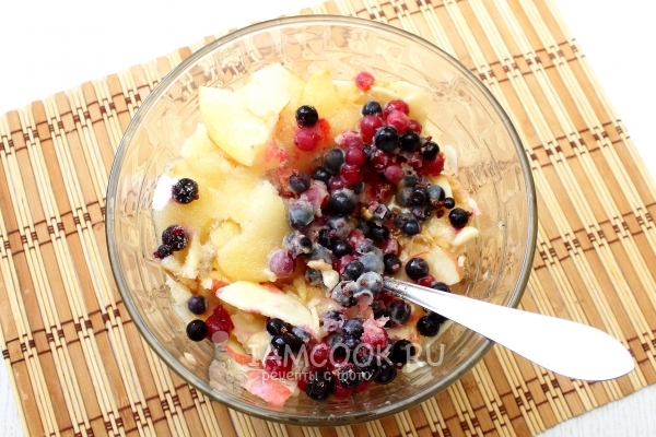 Положить ягоды, масло и сахар