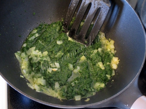 Добавить в обжарку шпинат