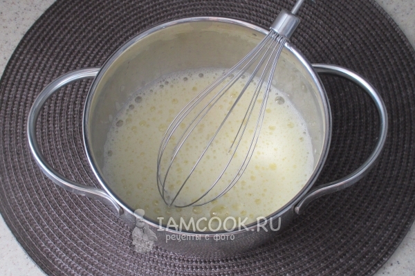 Взбить яйца с солью