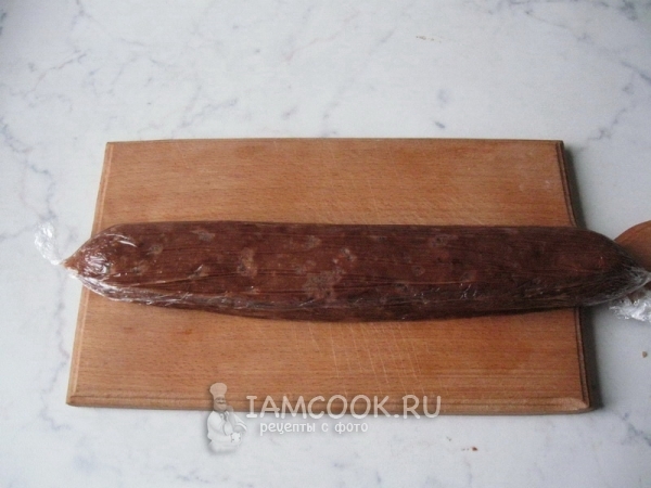 Завернуть колбасу в пищевую пленку