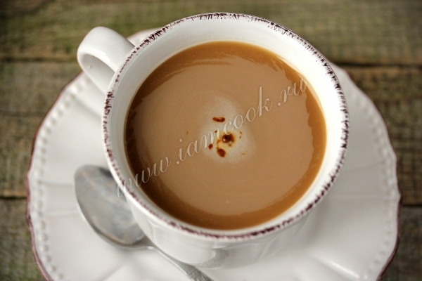 Перемешать кофе со сгущенкой