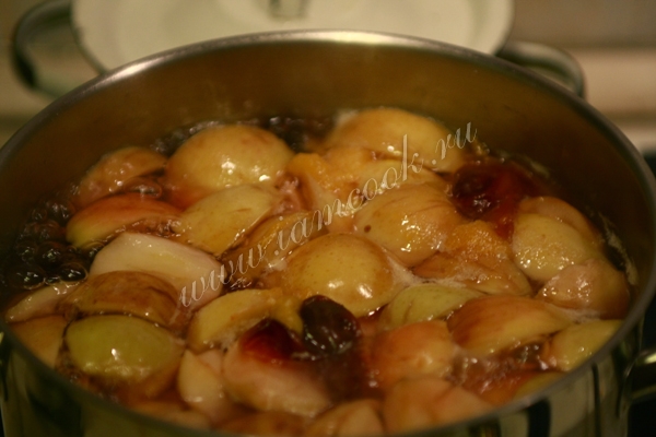 Компот из слив и яблок в кастрюле