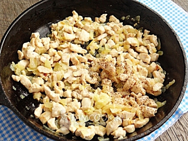 Добавить чеснок и специи