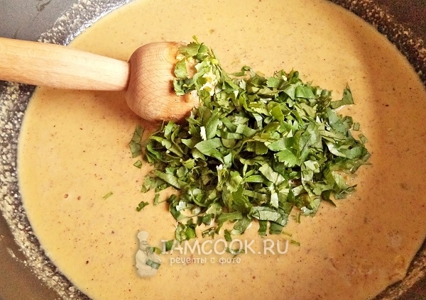 Положить в соус кинзу