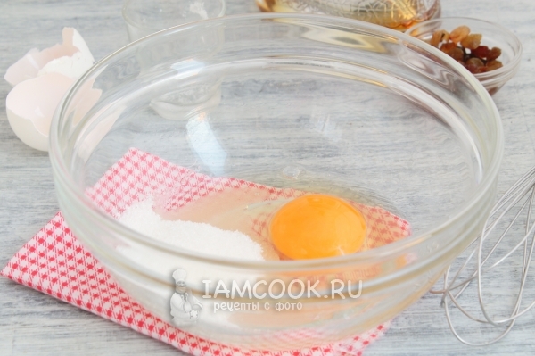 Смешать сахар с яйцом