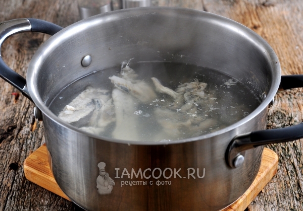 Сварить рыбный бульон