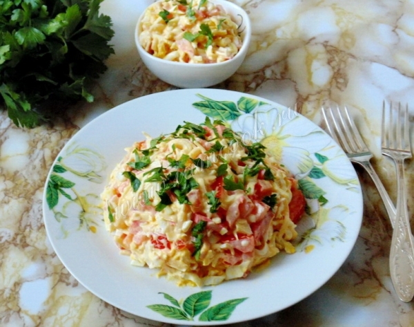 Рецепт салата из крабовых палочек и помидоров