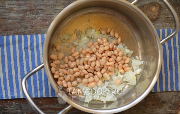 Положить в кастрюлю фасоль и лук