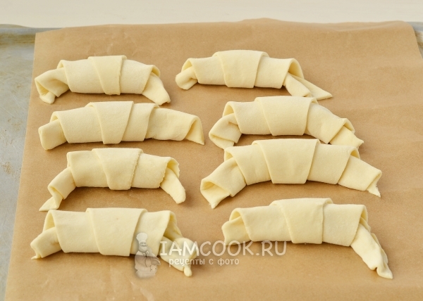 Круассаны на противне