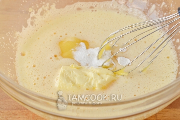 Положить масло, мед и соду