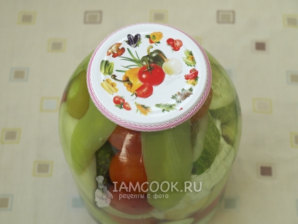 Закатать банку крышкой