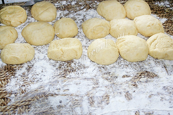 Тесто для коржей будущего торта «Наполеон» с заварным кремом