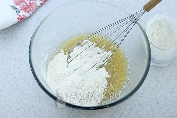 Всыпать муку