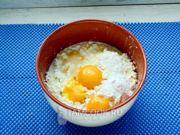 Смешать творог, желтки и сахарную пудру