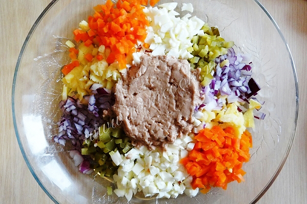 Готовим салат по-дальневосточному с печенью трески