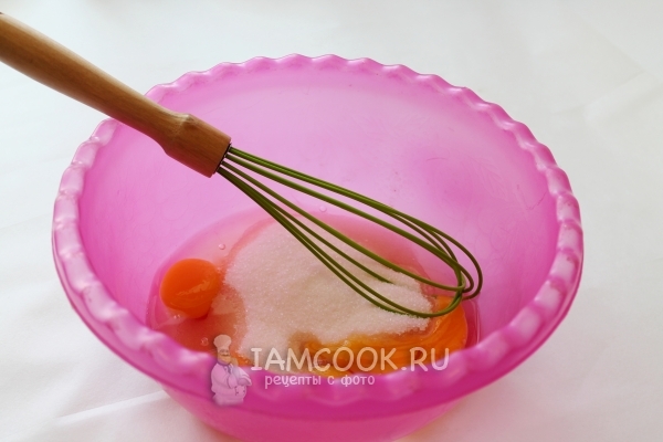 Соединить яйца с сахаром