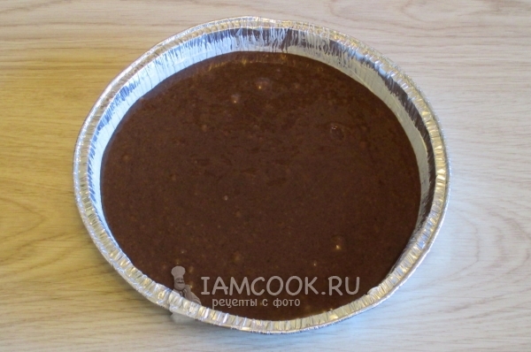 Перелить тесто в форму