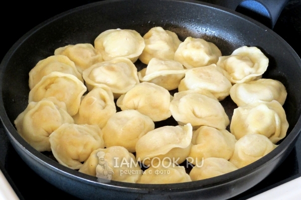 Обжарить пельмени