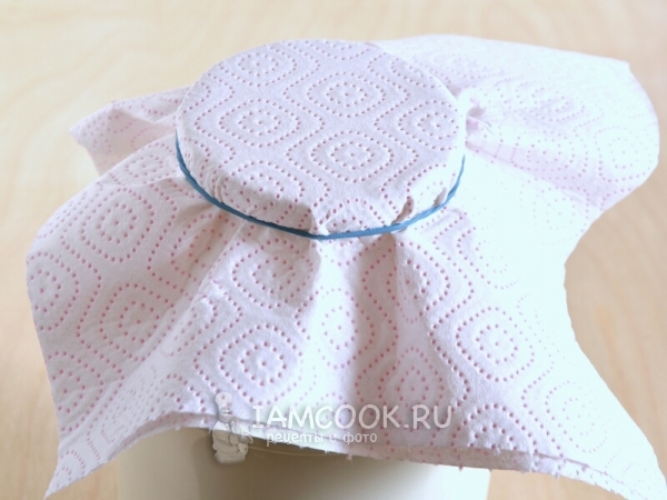 Накрыть банку салфеткой