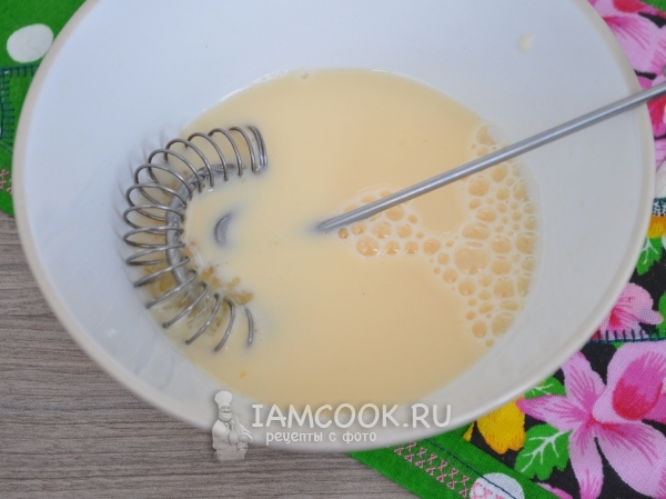 Взбить яйцо с молоком и солью