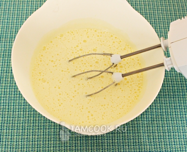 Взбить яйца с сахаром