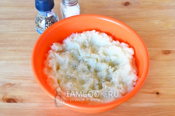 Размять капусту в пюре и всыпать соль с перцем