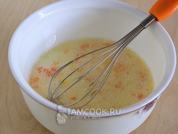 Смешать масло, молоко и яйцо