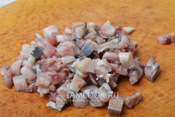 Нарезать филе сельди