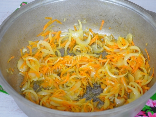 Обжарка лука с морковью