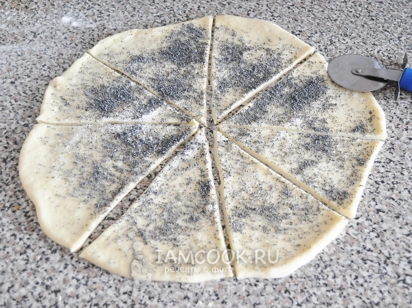 Тесто раскатать и посыпать маком