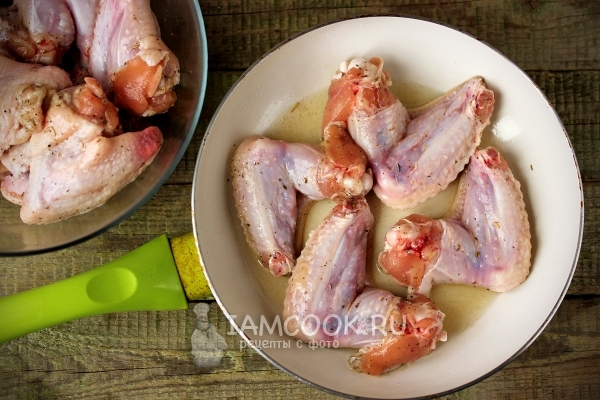 Обжарка крылышек на сковороде